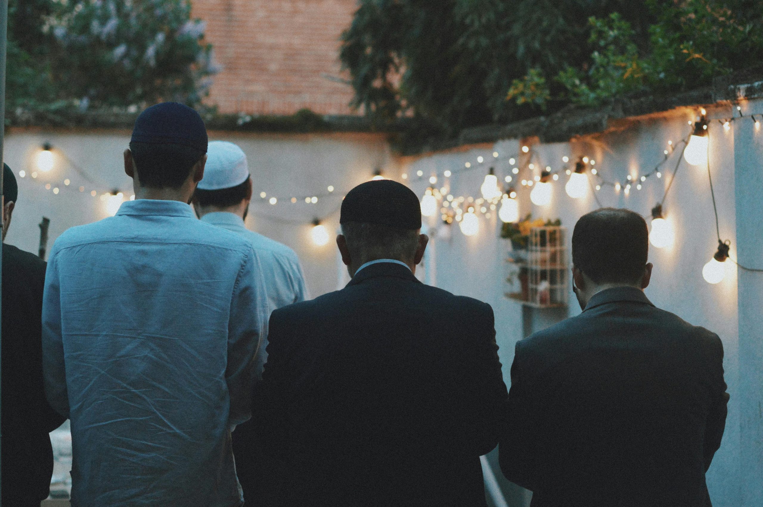salat janazah hommes de dos effectuant une dernière prière le défunt