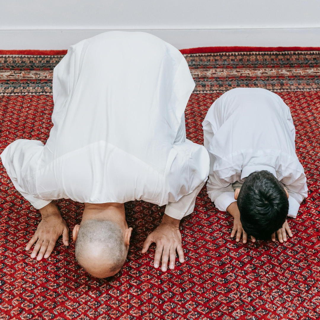 professeur qui enseigne la religion islamique à un jeune garçon - cours d'arabe dans le tarn